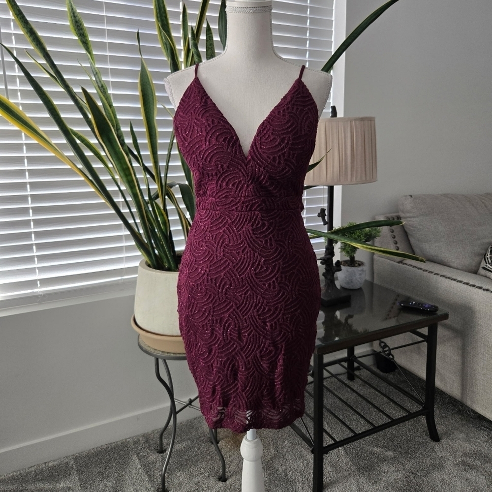Royaal Share Love Bodycon Mini Dress. Size Medium. New.This elegant burgundy b